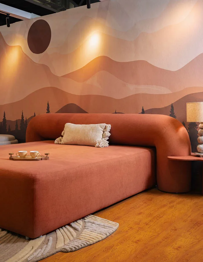 Letto avvolgente con struttura imbottita in tessuto arancio bruciato