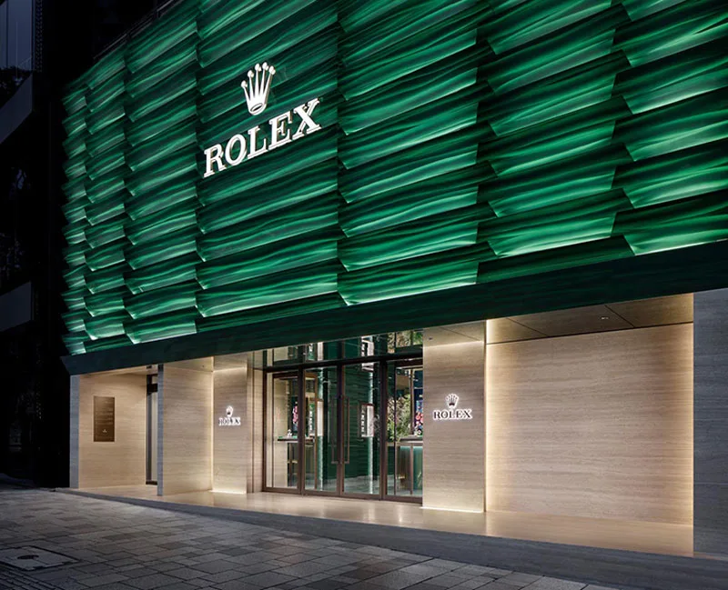 Facciata verde del flagship store Rolex Omotesando con alette scanalate ispirate alla lunetta fluted