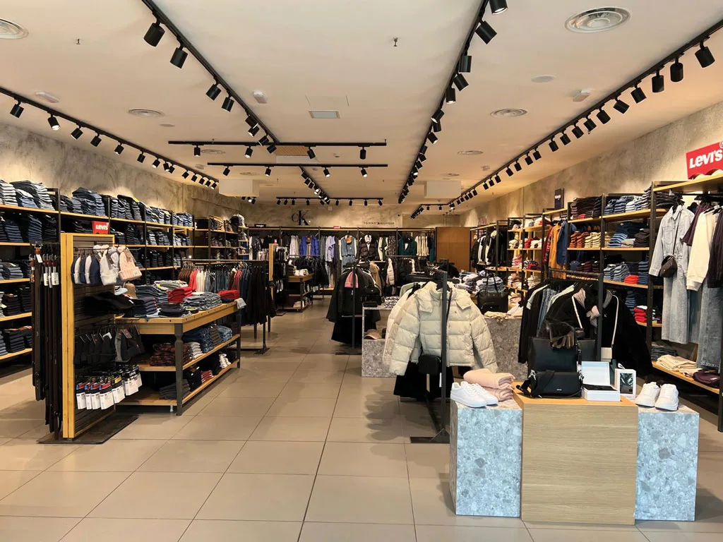 Icon punto vendita interamente dedicato al jeans e casual wear di alta qualità