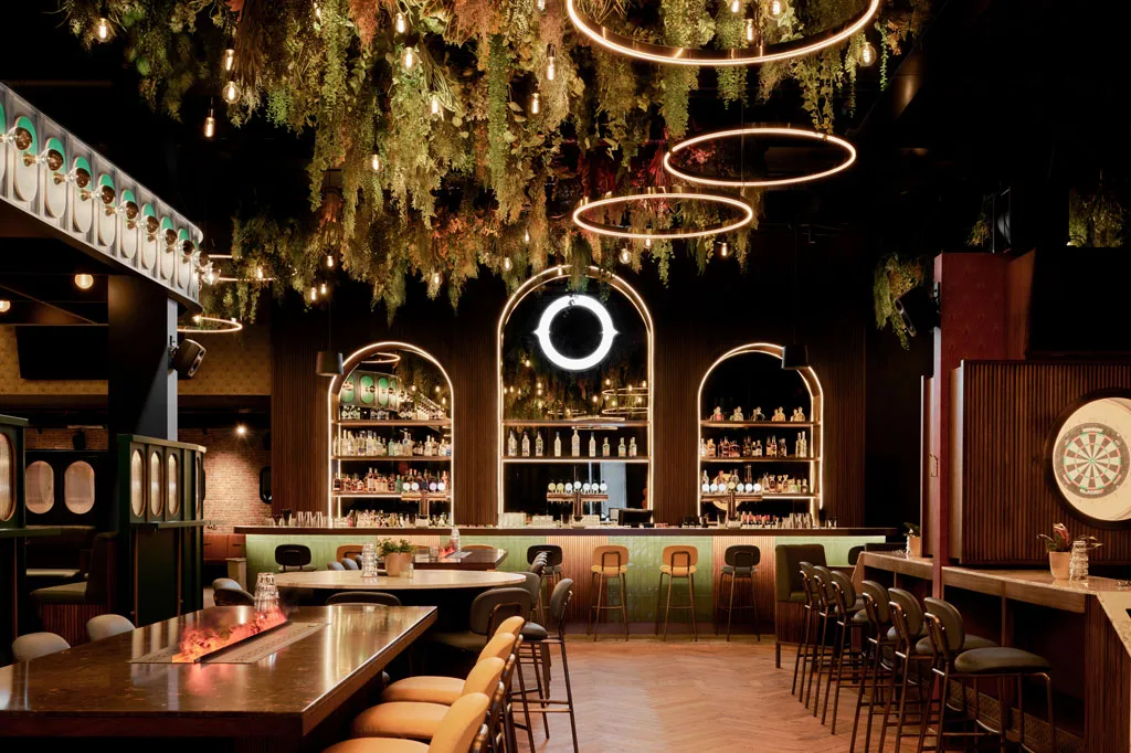 Ampio uso delle superfici Sapienstone Arabescato 4D come i top della teatrale cucina a vista e del cocktail bar