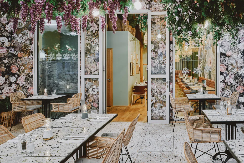 il Finnsson Bistrot si caratterizza per un’atmosfera vivace ed elegante grazie agli infiniti granuli di marmi e pietre colorati del terrazzo alla veneziana di Venice Villa di FMG