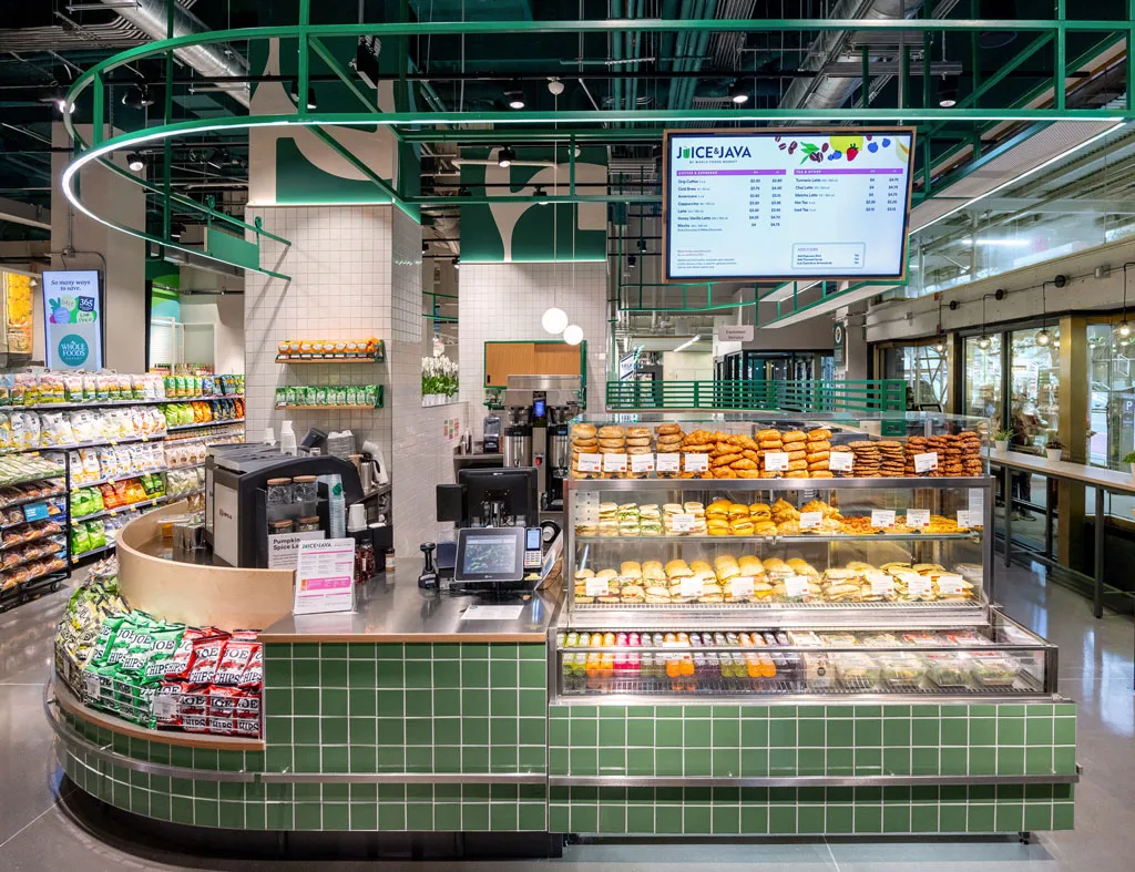 Interni Whole Foods Market Daily Shop a Manhattan con illuminazione retail e layout modulare