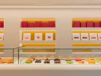 Dolci esposti in vetrine di design