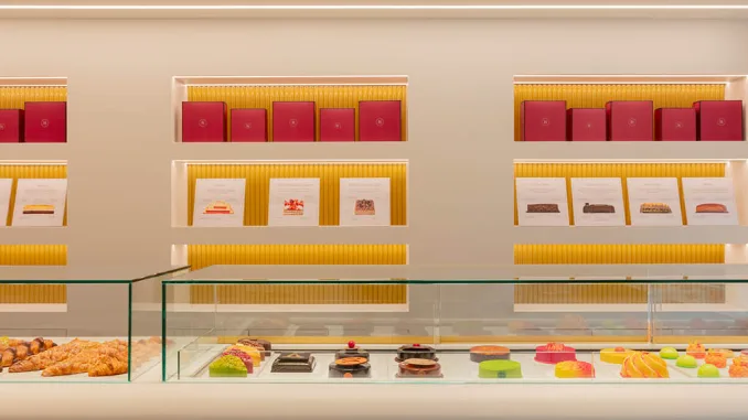 Dolci esposti in vetrine di design