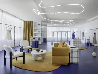 Showroom Nezo con design futuristico, arredi contemporanei e illuminazione LED scultorea