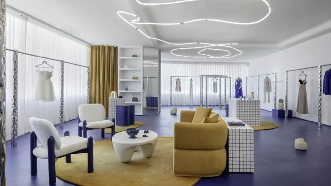 Showroom Nezo con design futuristico, arredi contemporanei e illuminazione LED scultorea