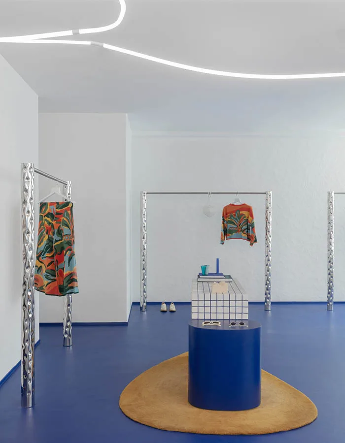 showroom Nezo con arredi minimal e tappeti dalle forme organiche