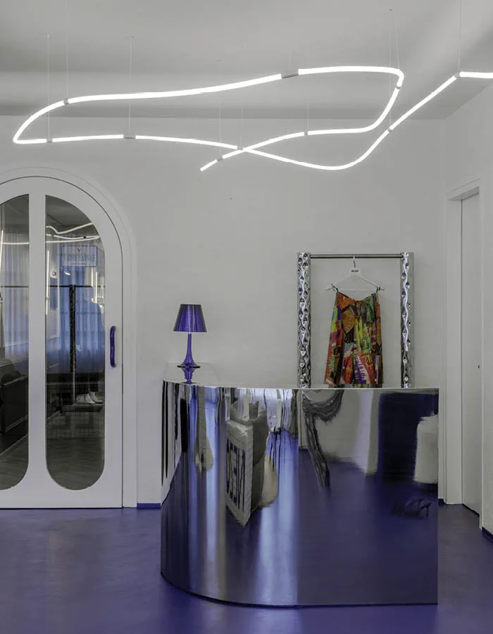 Reception showroom Nezo in acciaio cromato