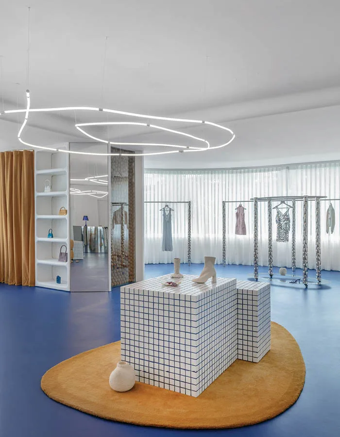 Spazio espositivo del negozio Nezo con stender metallici e display modulari