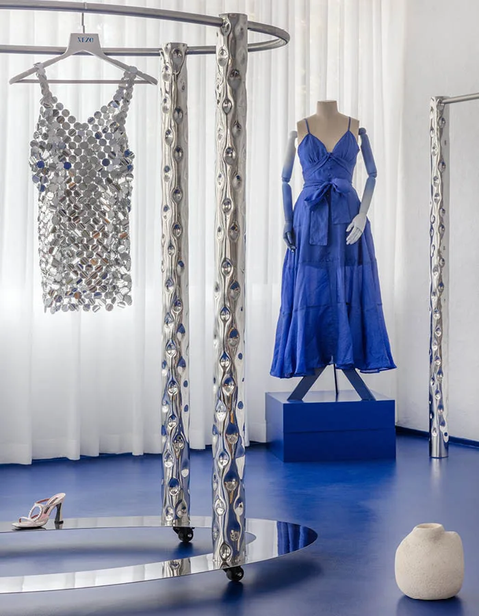 Dettagli espositivi e materiali high-tech dello showroom Nezo