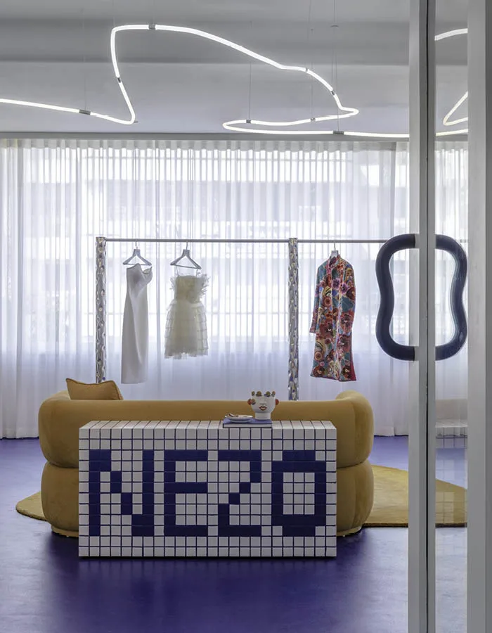 Interno del flagship store Nezo con palette cromatica blu e dettagli dorati