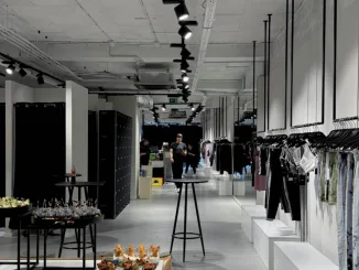 L'equilibrio tra design raffinato ed elementi industriali rende il pop-up store OACE un esempio perfetto di retail contemporaneo