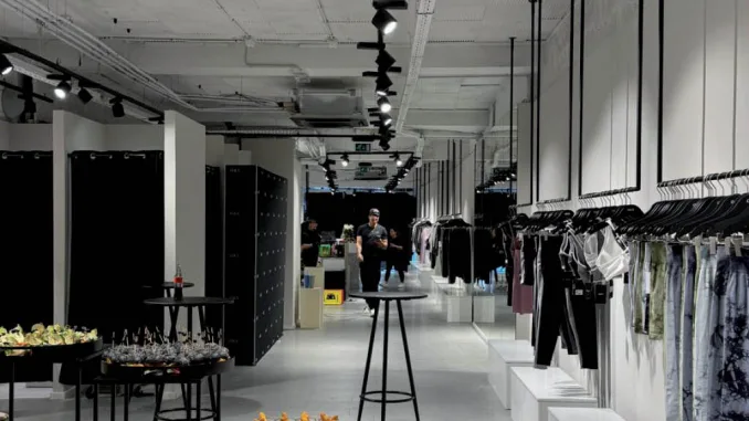 L'equilibrio tra design raffinato ed elementi industriali rende il pop-up store OACE un esempio perfetto di retail contemporaneo