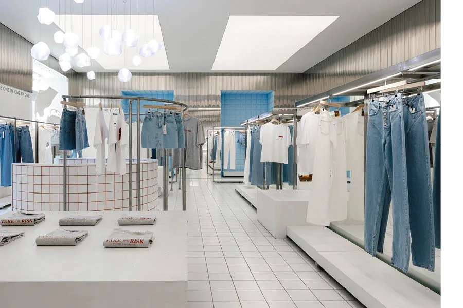 Il flagship showroom One by One a Kiev, progettato da Between The Walls, è un esempio innovativo di progettazione showroom, tra design minimalista ed esperienze immersive.