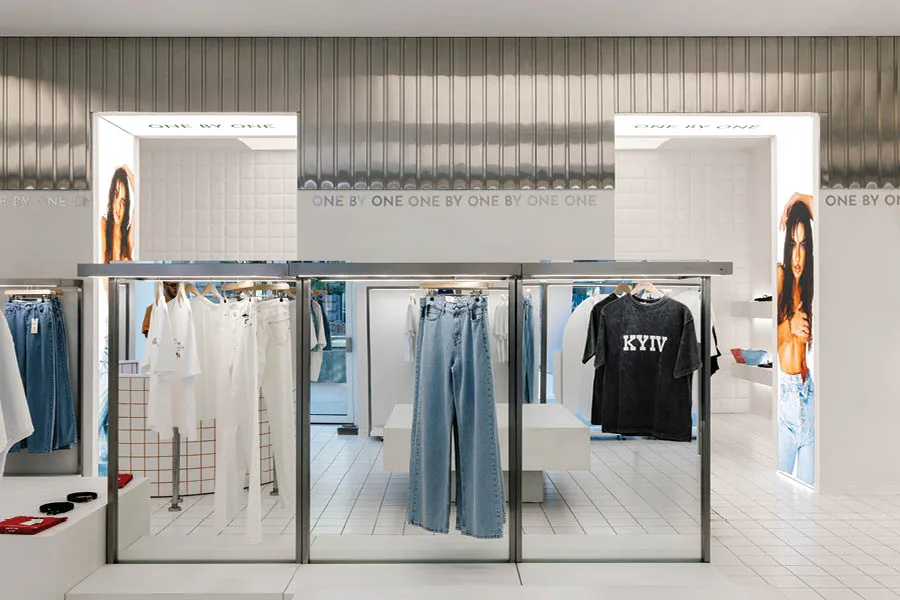 esempio innovativo di progettazione showroom, tra design minimalista ed esperienze immersive.