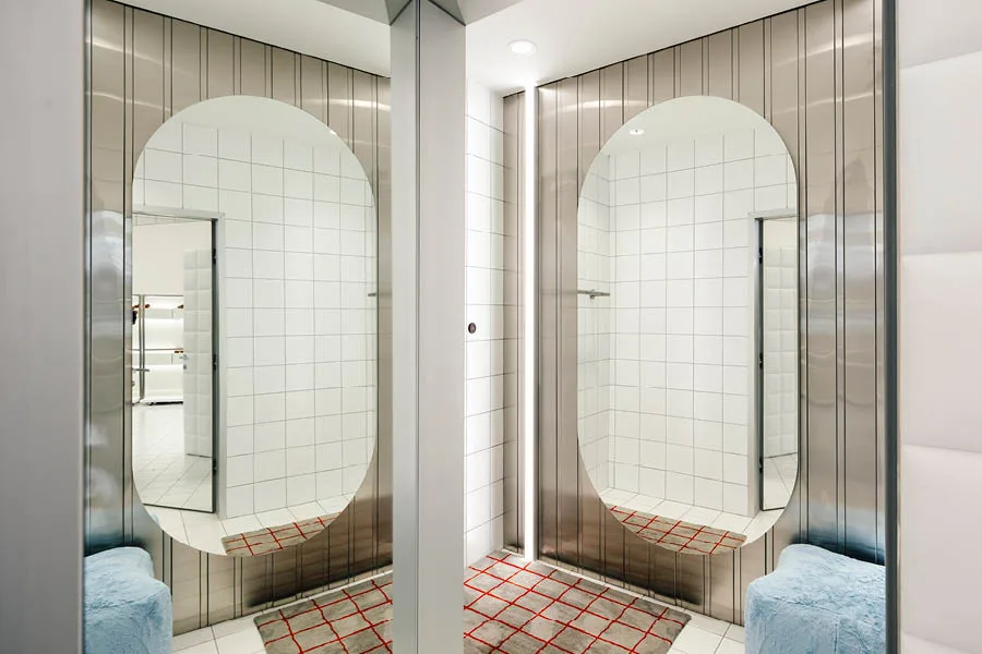I camerini ideati da Between The Walls, sono un esempio innovativo di progettazione showroom, tra design minimalista ed esperienze immersive.