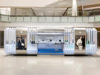 Temporary pop-up Rimowa a Shenzhen, installazione dal design iconico con colonne scanalate in acrilico traslucido