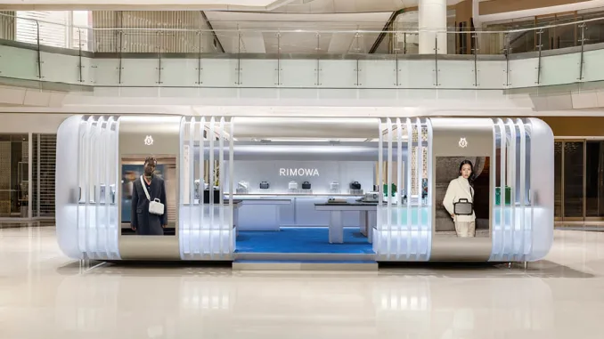 Temporary pop-up Rimowa a Shenzhen, installazione dal design iconico con colonne scanalate in acrilico traslucido