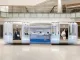 Temporary pop-up Rimowa a Shenzhen, installazione dal design iconico con colonne scanalate in acrilico traslucido
