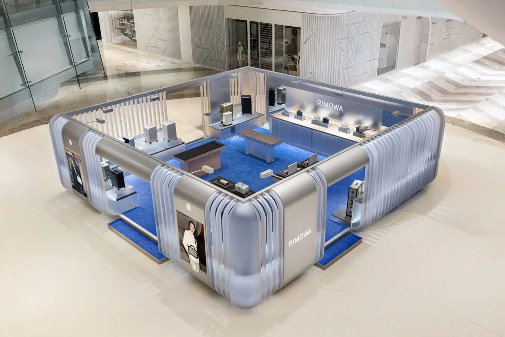 Temporary pop-up Rimowa a Shenzhen, installazione dal design iconico con colonne scanalate in acrilico traslucido