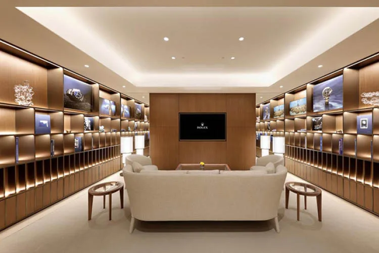Lounge esclusiva del flagship store Rolex Omotesando a Tokyo, con arredi raffinati, illuminazione soffusa e una libreria espositiva che valorizza il prestigio del brand.