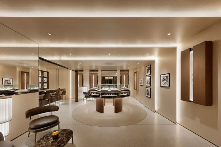 Spazio espositivo del flagship store Rolex Omotesando a Tokyo, con vetrine eleganti, illuminazione sofisticata e un layout raffinato per valorizzare gli orologi di lusso