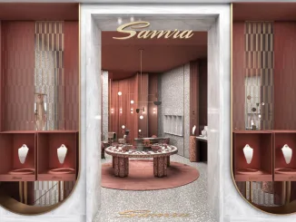 Vetrina e ingresso della gioielleria Samra a Dubai, con espositori eleganti, illuminazione soffusa e materiali pregiati come marmo e ottone satinato