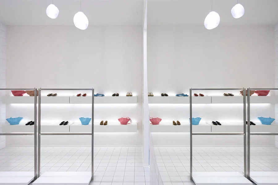 One by One flagship showroom in Kyiv: a minimalist space with interactive installations that transform the shopping experience into a moment of lightness and creativity.