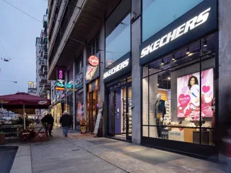 Vista esterna del nuovo concept store Skechers in Corso Buenos Aires a Milano. La facciata moderna, con ampie vetrine e insegna luminosa, si affaccia su una delle strade dello shopping più trafficate d'Europa.