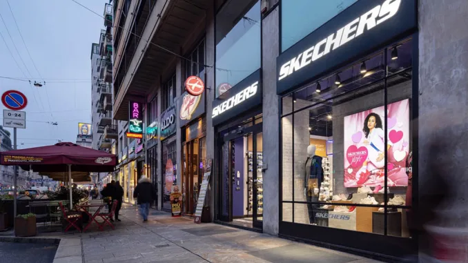 Vista esterna del nuovo concept store Skechers in Corso Buenos Aires a Milano. La facciata moderna, con ampie vetrine e insegna luminosa, si affaccia su una delle strade dello shopping più trafficate d'Europa.