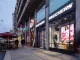 Vista esterna del nuovo concept store Skechers in Corso Buenos Aires a Milano. La facciata moderna, con ampie vetrine e insegna luminosa, si affaccia su una delle strade dello shopping più trafficate d'Europa.