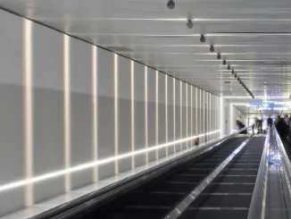Con Trick em, iGuzzini ridefinisce il concetto di illuminazione dinamica, offrendo un sistema che non solo illumina, ma crea esperienze visive uniche, trasformando ogni spazio in un’opera di luce in movimento.