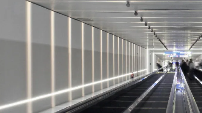 Con Trick em, iGuzzini ridefinisce il concetto di illuminazione dinamica, offrendo un sistema che non solo illumina, ma crea esperienze visive uniche, trasformando ogni spazio in un’opera di luce in movimento.