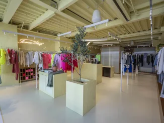 Interno del nuovo store American Vintage a Los Angeles, con arredi dai toni naturali, illuminazione calda e un allestimento che esalta il design mediterraneo.
