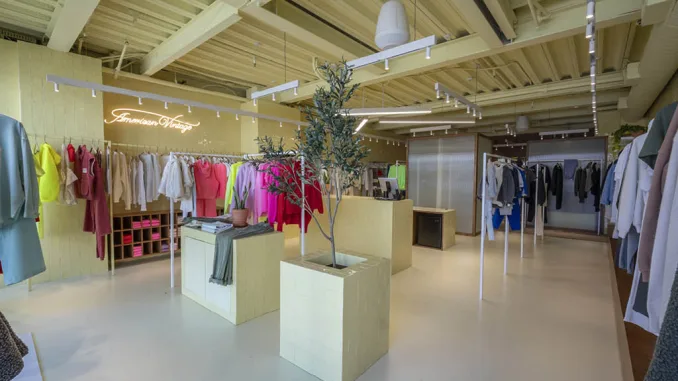 Interno del nuovo store American Vintage a Los Angeles, con arredi dai toni naturali, illuminazione calda e un allestimento che esalta il design mediterraneo.