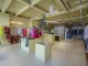 Interno del nuovo store American Vintage a Los Angeles, con arredi dai toni naturali, illuminazione calda e un allestimento che esalta il design mediterraneo.