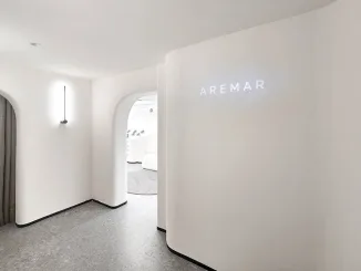 Progettare un showroom di gioielli con identità visiva forte e moderna