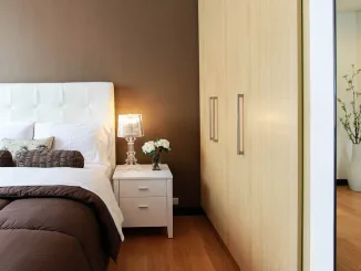 Quando si progetta la camera da letto, oltre alla scelta della soluzione su cui dormire e del materasso migliore bisogna pensare a come riporre i capi d’abbigliamento. C’è chi sogna la cabina e chi invece punta su armadi di design