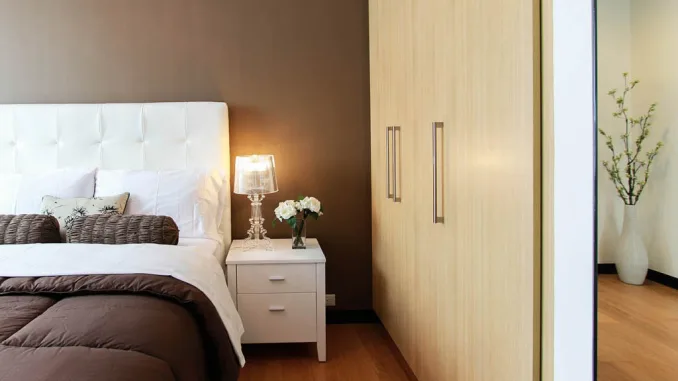 Quando si progetta la camera da letto, oltre alla scelta della soluzione su cui dormire e del materasso migliore bisogna pensare a come riporre i capi d’abbigliamento. C’è chi sogna la cabina e chi invece punta su armadi di design