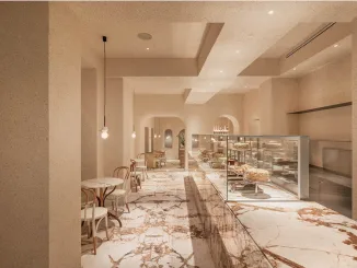 Bancone pasticceria con finiture in marmo e dettagli in ottone