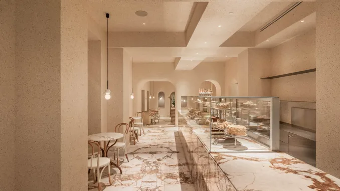 Bancone pasticceria con finiture in marmo e dettagli in ottone