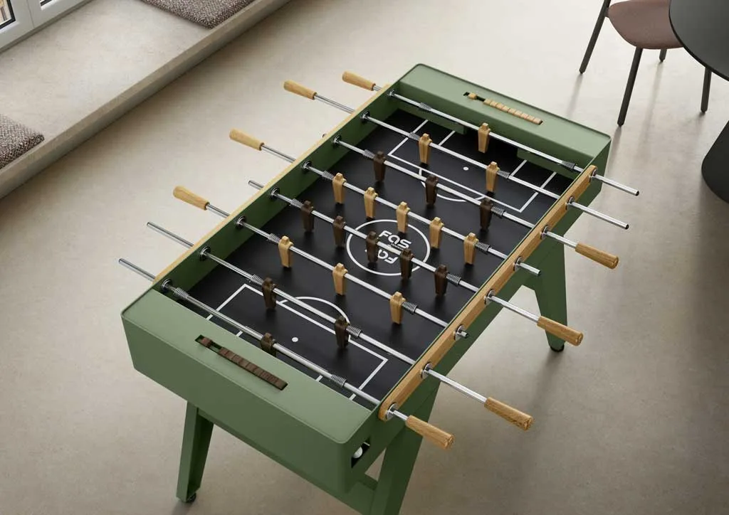 Calciobalilla BOSS di design con struttura in metallo e legno Iroko