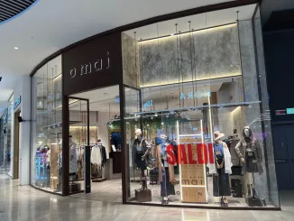 vetrina di abbigliamento in periodo dei saldi