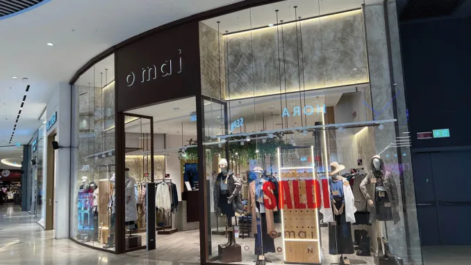 vetrina di abbigliamento in periodo dei saldi