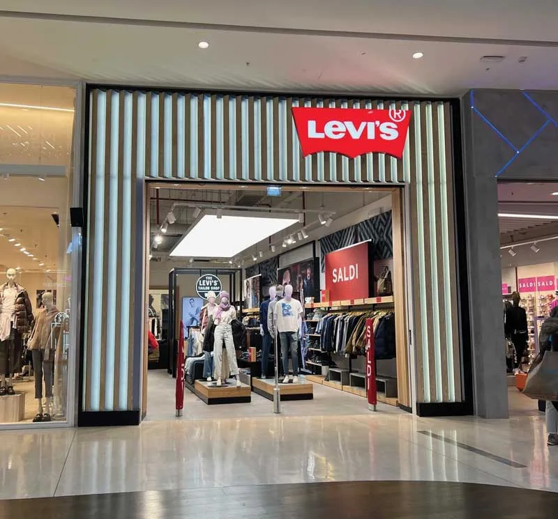 allestimento Negozio Levi's nel periodo dei saldi