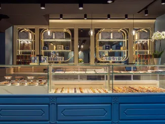 Vista del banco pasticceria e caffetteria di Mignon a Milano, con dettagli di design raffinati e illuminazione elegante