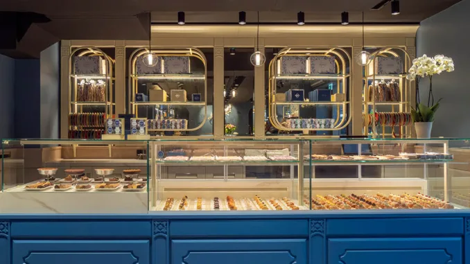 Vista del banco pasticceria e caffetteria di Mignon a Milano, con dettagli di design raffinati e illuminazione elegante