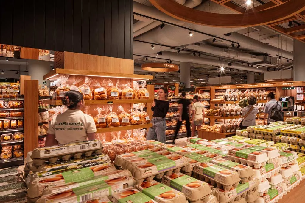 Nel Fresh Food Market di LoSurdo’s a Chatswood Chase, Sydney, il design accogliente di Landini Associates combina materiali naturali e illuminazione calda per valorizzare la qualità dei prodotti da forno, offrendo un’esperienza autentica di food retail.