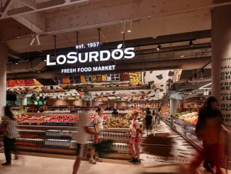 Interno del nuovo Fresh Food Market di LoSurdo’s a Chatswood Chase, Sydney. Il design contemporaneo, curato da Landini Associates, valorizza la freschezza dei prodotti con un layout aperto e accattivante, creando un’esperienza di food retail immersiva e raffinata.