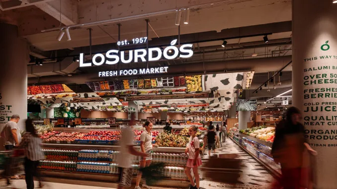 Interno del nuovo Fresh Food Market di LoSurdo’s a Chatswood Chase, Sydney. Il design contemporaneo, curato da Landini Associates, valorizza la freschezza dei prodotti con un layout aperto e accattivante, creando un’esperienza di food retail immersiva e raffinata.
